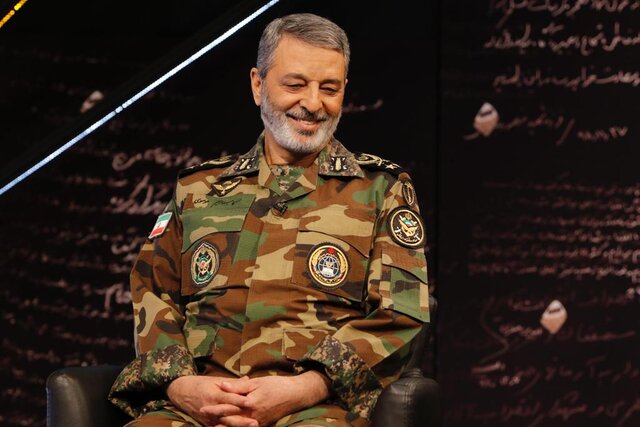فرمانده کل ارتش: هر دشمنی یکی بزند، ما ۱۰ تا میزنیم فرمانده ارتش