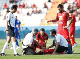 شکسته شدن سر مدافع پرسپولیس و اعتراض پیاپی بازیکنان به داور