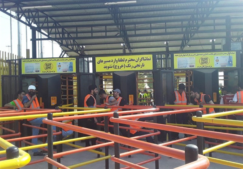حاشیه دربی ۹۰| جلوگیری از ورود هواداران بدون بلیت/ درهای آزادی زودتر از موعد باز شد + تصاویر