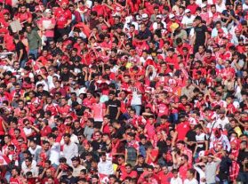 آشتیکنان هواداران پرسپولیس و سپاهان با وساطت مدیران عامل/ هواداران بدون بلیت پشت در