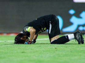 سجده شکر کاپیتان استقلال پس از ششم شدن در جدول