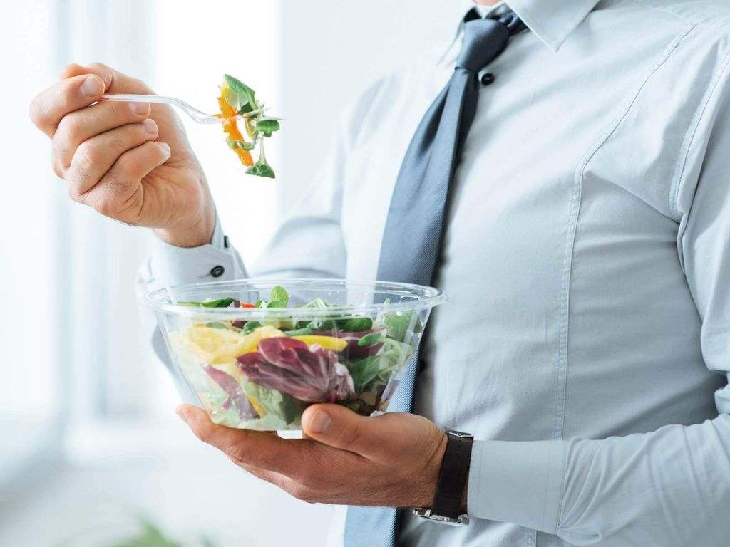 عوارض ایستاده غذا خوردن را در این مطلب بخوانید عوارض ایستاده غذا خوردن را در این مطلب بخوانید