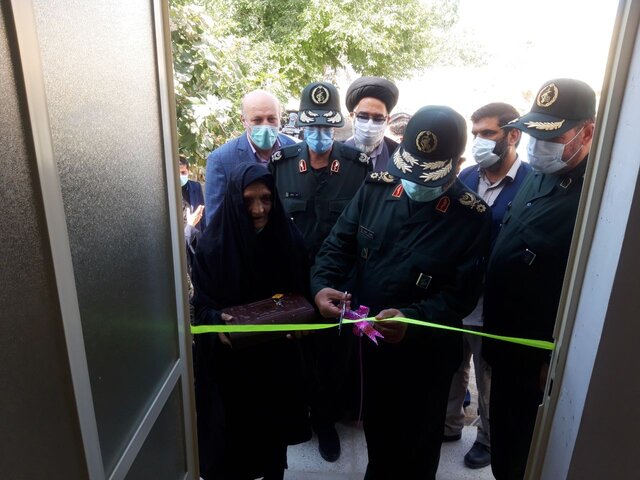 بازدید سر زده سردار سلیمانی از خانه قدیمی یک پیر زن روستایی بازدید سر زده سردار سلیمانی از خانه قدیمی یک پیر زن روستایی
