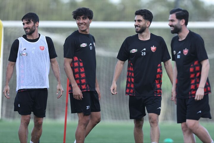 برگزاری تمرین پرسپولیس با حضور دو پیشکسوت؛ ایوب همچنان زیر نظر پزشکان برگزاری تمرین پرسپولیس با حضور دو پیشکسوت؛ ایوب همچنان زیر نظر پزشکان