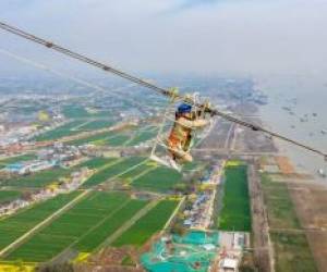 سرویس کابل‌های انتقال برق بر فراز رود یانگ تسه در ایالت جیانگسو چین
