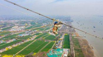 سرویس کابل‌های انتقال برق بر فراز رود یانگ تسه در ایالت جیانگسو چین