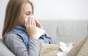 علائمی که می گویند سرماخوردگی شما جدی تر از آن است که فکر می کنید