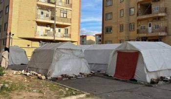 چادر نشینی در خوی/ زلزله زدگان توان اجاره خانه ندارند