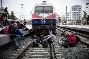 تحصن مهاجران جویای پناهندگی از کشورهای اروپایی روی ریل قطار در شهر آتن یونان
