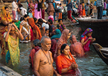 آب‌تنی هندی ها در رود گنگ در گرمای تابستانی