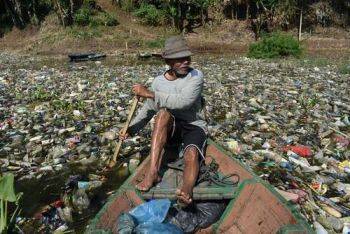 جمع‌آوری ضایعات پلاستیکی از رودخانه در جاوه اندونزی