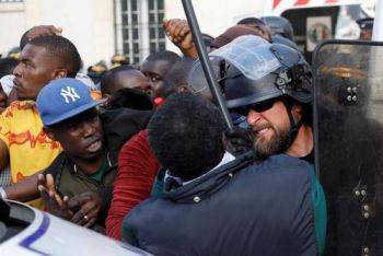 تظاهرات مهاجران ثبت نام نشده در اداره مهاجرت فرانسه در مرکز پاریس
