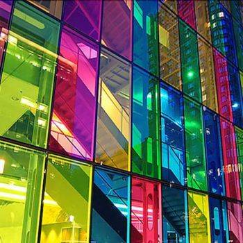 انواع شیشه رنگی و کاربرد آنها در دکوراسیون داخلی