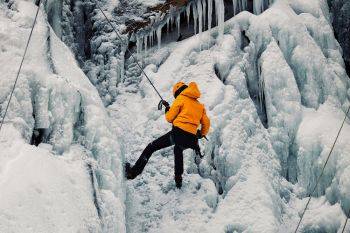 تصاویری از یخ نوردی در آبشار یخ زده گنجنامه