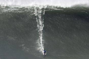 موج‌سواری بر امواج عظیم در پرتغال