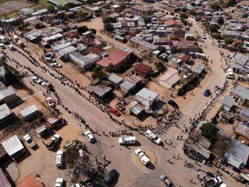 تصویر هوایی از صف دریافت موادغذایی در آفریقا