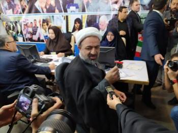تمسخر روحانی توسط رسایی هنگام ثبت نام برای نامزدی مجلس از تهران + تصاویر