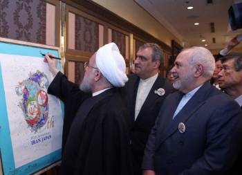 عکس / امضای روحانی روی تابلوی درخت دوستی یادبود نودمین سالگرد برقراری روابط ایران و ژاپن
