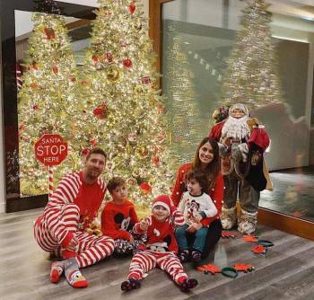 عکس / مسی با لباس کریسمس کنار خانواده