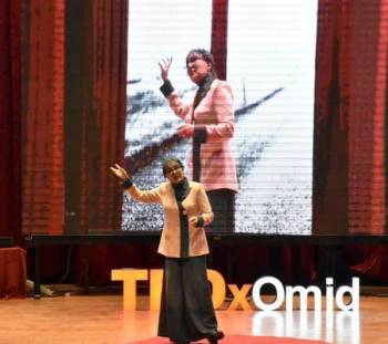 عکسی از پانته آ بهرام روی استیج در حال سخنرانیِ در یک مراسم انگیزشی
