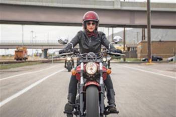 یکی از شعب دیوان عدالت اداری: پلیس برای زنان گواهینامه موتورسیکلت صادر کند
