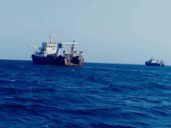 توقیف دو فروند کشتی صید صنعتی ترال توسط نیروی دریایی سپاه در چابهار