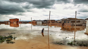 ۲۰ توصیه بهداشتی برای حفظ سلامتی در سیل و سیلاب+نکاتی که جانتان را در بارش‌های سیل آسا نجات می‌دهد