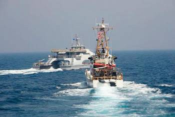 شلیک تیرهای هشدار دهنده به سمت قایق های تندروی ایران از سوی یک کشتی آمریکایی