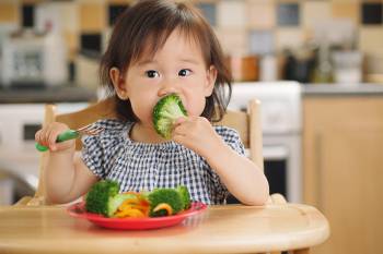 خوردن این 4ماده غذایی برای کودکان مضر است