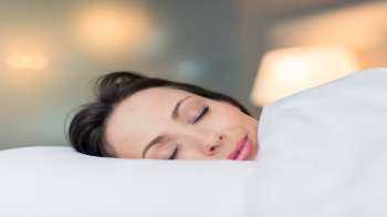 8 اشتباه رایج موقع خوابیدن که پیرتان می‌کنند