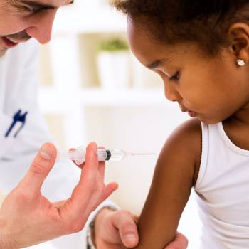 کودکان قبل از تزریق واکسن کرونا باید آزمایش دهند؟/عوارض واکسن کرونا در کودکان