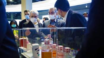 بازدید وزیر بهداشت از نمایشگاه دائمی محصولات صادراتی ایران‌ساخت