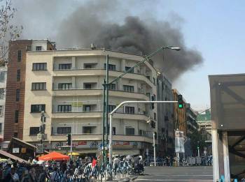 آتش سوزی مجتمع کامپیوتر در خیابان ولیعصر(عج)/ سوختگی دو تن در حادثه