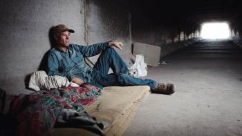 تونل خوابی مستمندان زیر خیابان های شهر + فیلم
